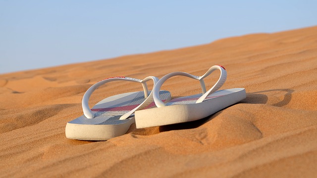 Sandalen am Strand
